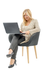 Naklejka premium Portrait of a mature woman using laptop