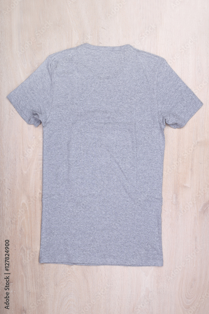 Poster back view gray t-shirt on wooden background