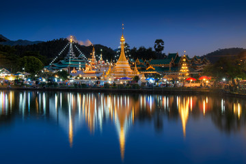 Naklejka premium Wat Jongklang - Wat Jongkham the most favourite place for tourist in Mae hong son, Thailand