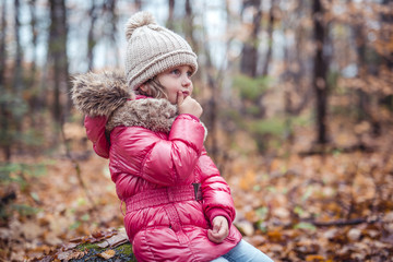 kid girl in autumne season wearing a hat