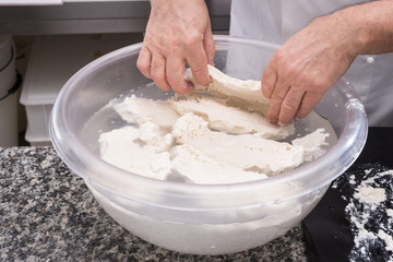 Mani del cuoco che cucinano