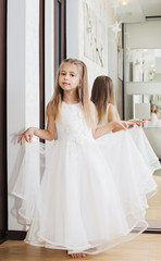Fototapeta premium beautiful girl with mirror in the background