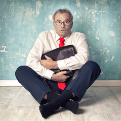 Geschäftsmann mit Aktentasche - kurz vor dem Burnout