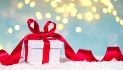 Weihnachtsgeschenk mit festlicher roter Schleife