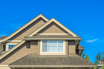 Obraz premium the roof of the house with nice window
