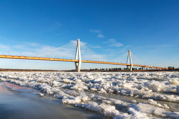 Obraz premium bridge in north of river covered with ice
