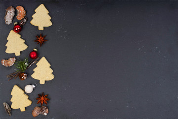Weihnachtskekse mit Deko auf Schieferplatte