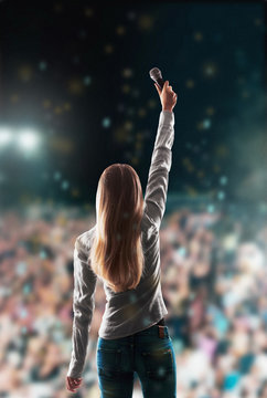 Cantante sul palco con fan e microfono 