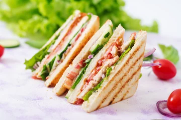 Papier Peint photo Lavable Snack Club sandwich avec poitrine de poulet, bacon, tomate, concombre et herbes