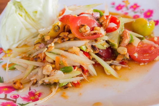 Thai spicy papaya salad serve with vegetables