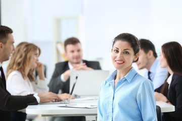 Obraz premium Businesswoman with colleagues on background at office