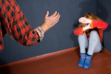 ein brutaler Mann bedroht eine Frau mit Schlägen