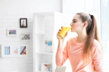 Keuken foto achterwand Sap Jonge mooie vrouw die sap drinkt