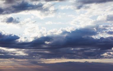 Obraz premium Clouds blue sky and sunlight sunset on horizon ocean. Сloudscape on background seascape dramatic atmosphere rays sunrise. Relax view waves sea, mockup nature evening concept.