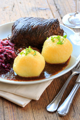 Rinderroulade mit hausgemachtem Rotkohl und Klößen