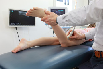Ultrasound of girl's knee-joint - diagnosis © endostock