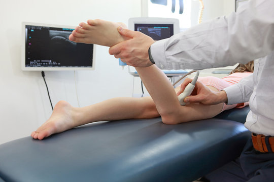 Ultrasound of girl's knee-joint - diagnosis