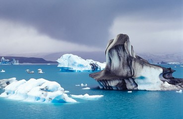 Eisberge auf dem Jökulsárlòn, im Hintergrund der Vatnajökull-Gletscher, Regenwetter/ Regenwolke,  Austurland, Island 