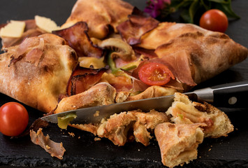 Knusprige Pizza Calzone im Anschnitt 