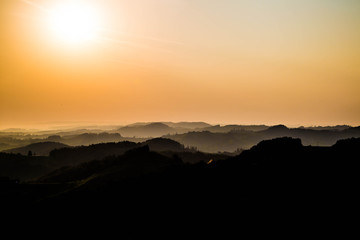 Obraz premium herbstlicher Sonnenaufgang in den Bergen