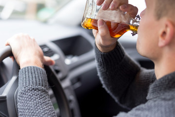 Man drinking alcohol and driving - obrazy, fototapety, plakaty