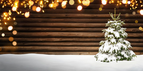 Rahmen für Weihnachten mit Tannenbaum,  Schnne und Lichtern auf Hintergrund aus dunklem Holz