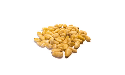 Pinienkerne isoliert auf weiß