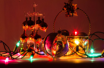 Decoración de Navidad con luces y esferas