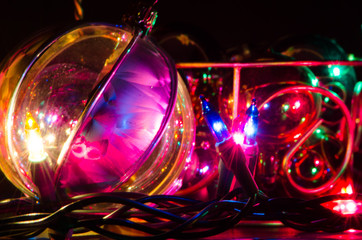 Decoración de Navidad con esferas y luces en fondo negro