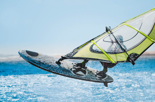 Windsurfer/Surfer springt