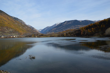 Fototapeta na wymiar Lago de Eriste en otoño de 2016