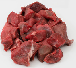 Gulasch aus Rinderfleisch auf neutralem Hintergrund