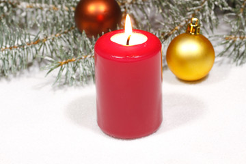 Adventskerze, Schnee, Weinachtsdekoration, Tannengrün