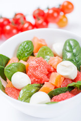  Salmon salad with grapefruit, spinach and mozzarella with cherr