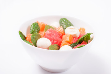Salad with smoked salmon, grapefruit, spinach and mozzarella wit
