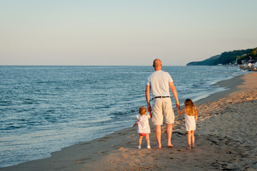 rodzina na slonecznej plazy