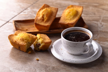 Cakes with raisins and coffee