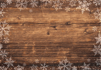 Winter Hintergrund für Weihnachten mit Schneeflocken / Eiskristallen auf rustikalem Holz - 127855960
