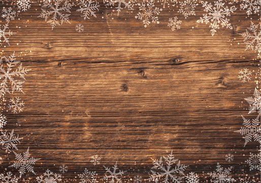 Winter Hintergrund für Weihnachten mit Schneeflocken / Eiskristallen auf rustikalem Holz
