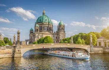 Abwaschbare Fototapete Berlin Berliner Dom mit Schiff auf der Spree bei Sonnenuntergang, Berlin Mitte, Deutschland