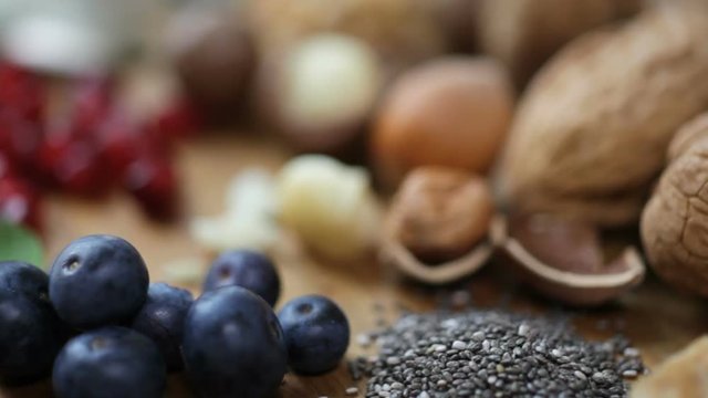 Superfood gesundes Fr&uuml;hst&uuml;ck / gesunde Mahlzeit aus Beeren, N&uuml;ssen und Cerialien