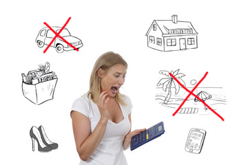 jolie femme blonde tracassée par son budget 