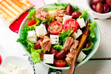 Tomato and Endive Salad with Tuna.