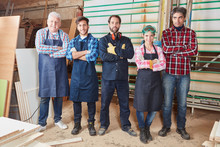 Schreiner mit Gruppe Handwerker
