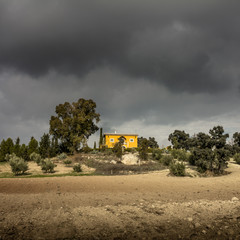 Cortijo bajo la tormenta