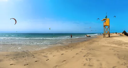 Crédence de cuisine en verre imprimé Plage de Sotavento, Fuerteventura, Îles Canaries Lifeguard watchs the kitesurfers in Canary Islands