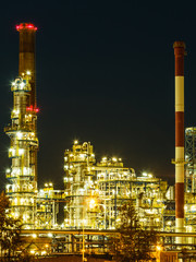 Obraz na płótnie Canvas Night view of the refinery petrochemical plant