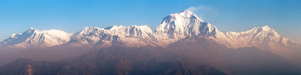 Morgendlicher Panoramablick auf den Berg Dhaulagiri