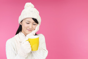 コーヒーを飲み寛ぐ女性