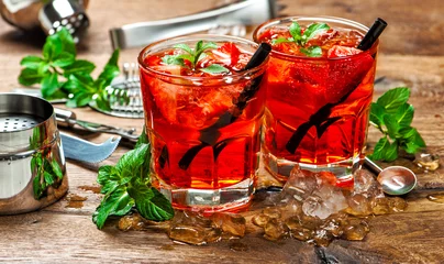 Photo sur Plexiglas Cocktail Glace à boire rouge. Jus. Apéritif. Outils de bar à cocktails
